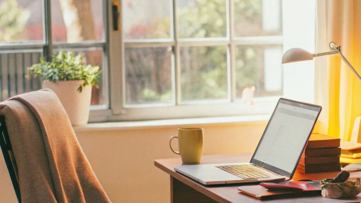 How to Set Up a Remote Workstation in a Hotel or Airbnb